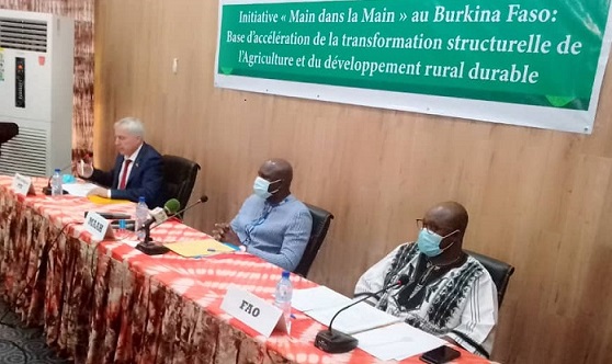 Le ministre de l'agriculture et des aménagements hydro-agricoles en collaboration avec l'organisation des Nations Unies pour l'alimentation et l'agriculture ( FAO) a procédé ce lundi 21 décembre au lancement de l'initiative "Main dans la main". Cette initiative vise à accélérer la transformation agricole et le développement rural durable afin d'éradiquer la pauvreté et de mettre fin à la faim et à toutes les formes de malnutrition. La cérémonie de lancement a eu lieu à l'hôtel Ramada de la ville de Ouagadougou, l'objectif étant d'éradiquer la faim d'ici 2030.