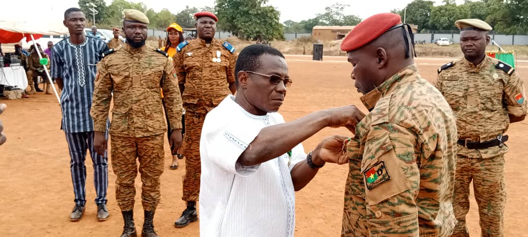 Le gouverneur de l'Est, le colonel huvbert YAMEOGO, remettant une médaille à un soldat